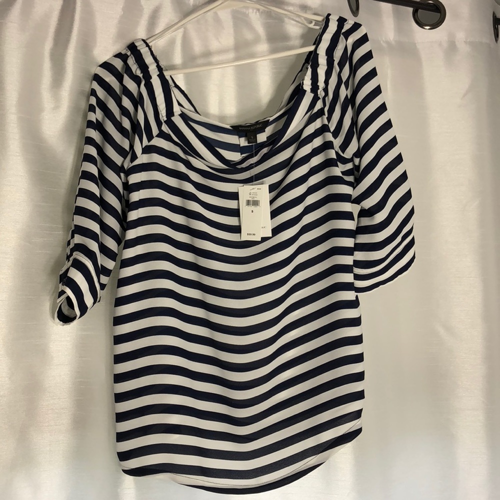 Navy blew of the shoulder striped